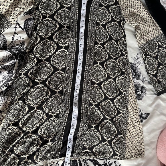 Patterned Button-Up Tunic Top - Picture 6 of 7